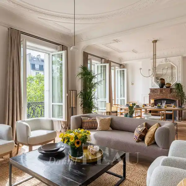 MAGNIFICENT DUAL-ASPECT APARTMENT