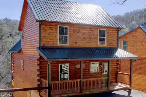 Prime Location Cabin for Entertaining and Relaxing