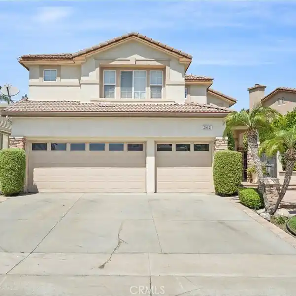 SPACIOUS AND STUNNING HOME IN THE SORRENTO COMMUNITY