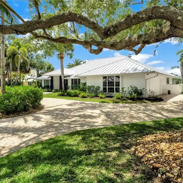 CHARMING LAKEFRONT RETREAT WITH PRIVATE POOL