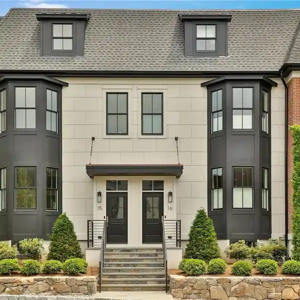 HIGH-END TOWNHOME IN EXCLUSIVE ARMONK CLOSE