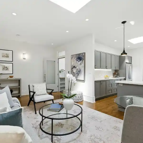 LUXURY PENTHOUSE WITH SKYLIGHTS AND SMART FEATURES