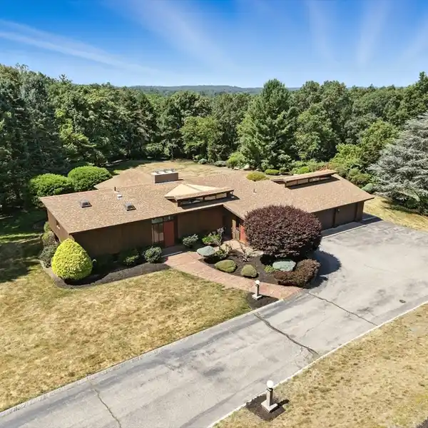 ARCHITECTURALLY STUNNING POST & BEAM HOME