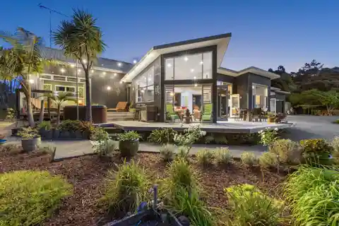 Modern Elegance Surrounded by Nature’s Beauty