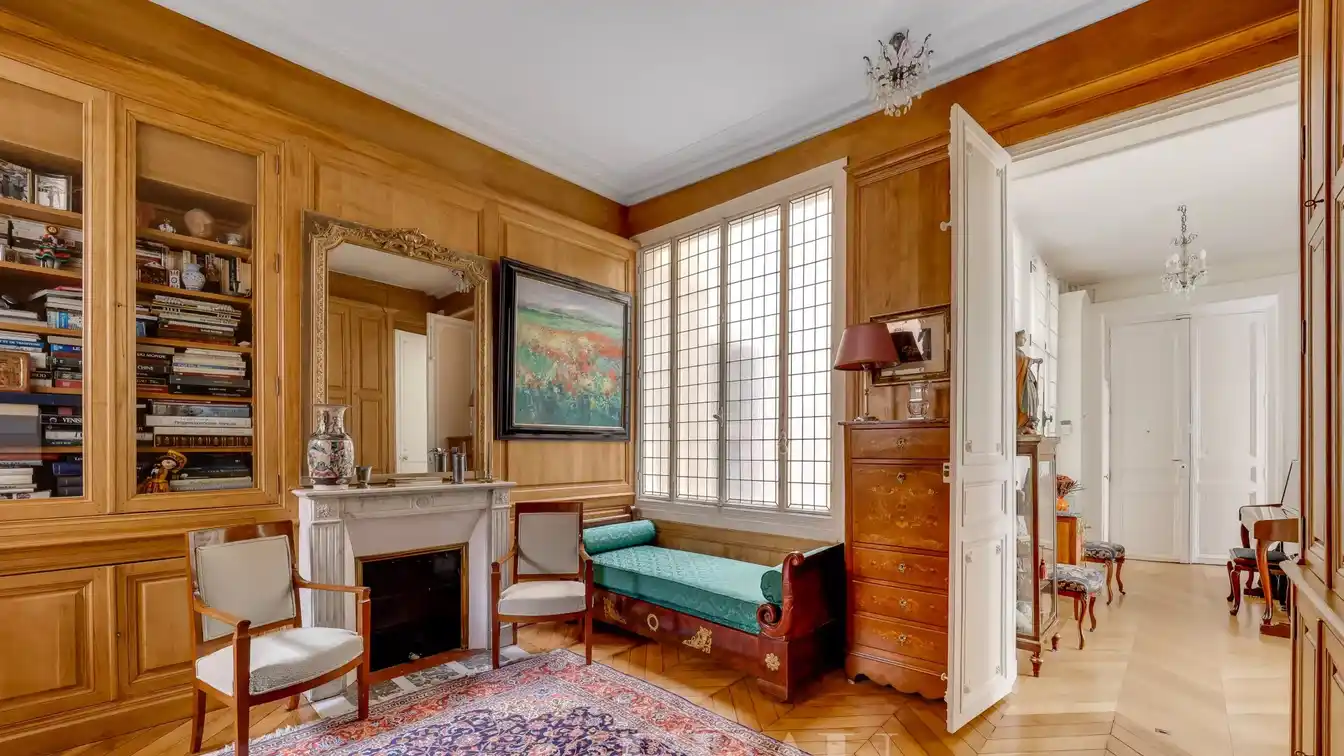 Exquisitely Detailed Luxury Apartment