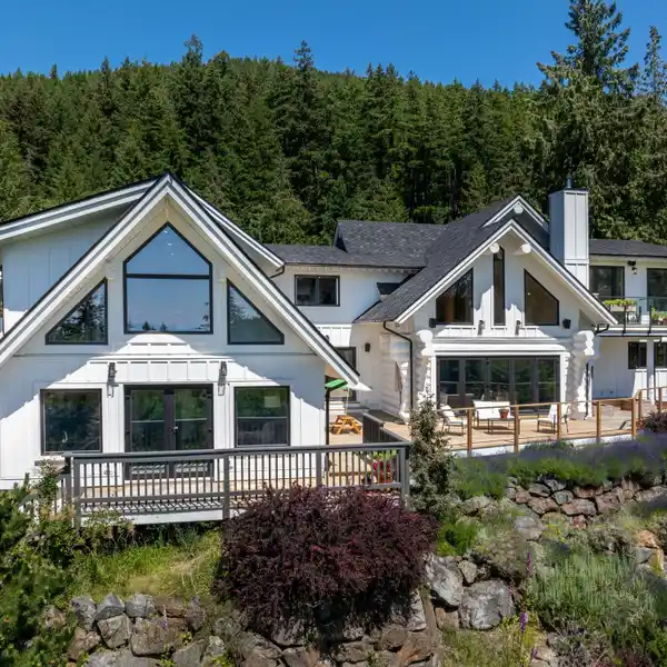 EXCEPTIONAL COUNTRY ESTATE OF NEARLY TEN ACRES