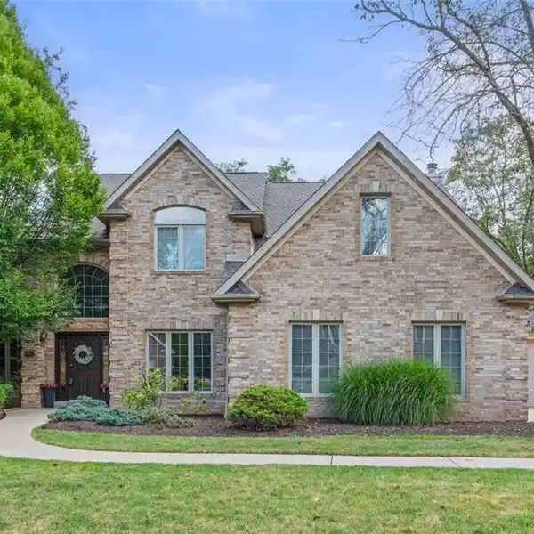 MAGNIFICENT BRICK RESIDENCE IN BENNINGTON WOODS