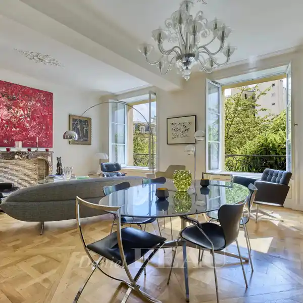 SERENE APARTMENT OVERLOOKING HISTORIC GARDEN VIEWS