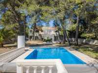 SEASIDE SPLENDOR WITH STUNNING VIEWS