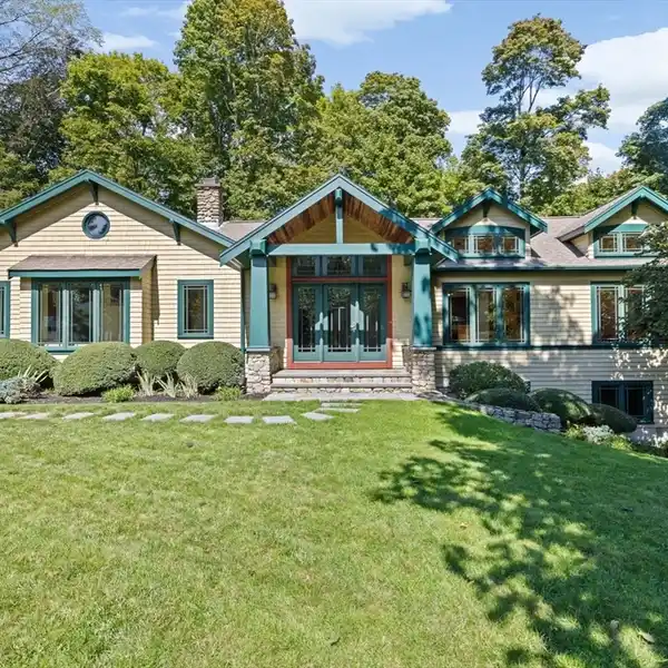 LOVELY RESIDENCE IN A FOUR-HOME ENCLAVE