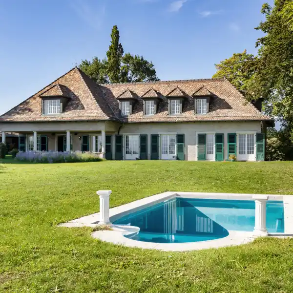 SUPERB PROPERTY NESTLED IN SOUGHT AFTER NEIGHBORHOOD