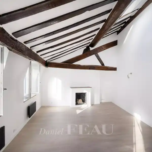 CHARMING PERIOD FLAT WITH EXPOSED BEAMS