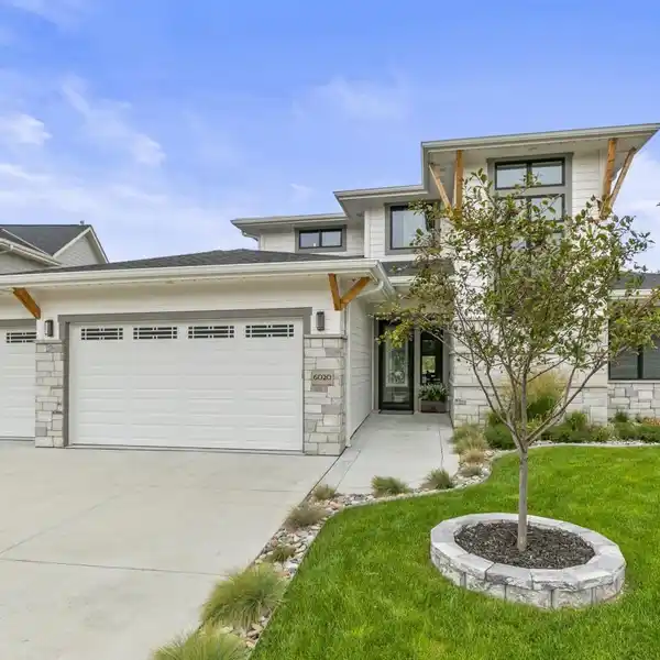 ELEGANCE AND COMFORT WITH BREATHTAKING LAKE VIEWS