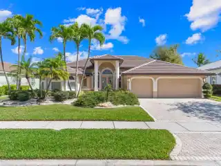 Gorgeous Waterfront Pool Home in the Heart of Coral Springs