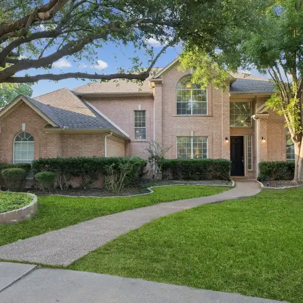 EXCEPTIONAL RESIDENCE IN STONE LAKES