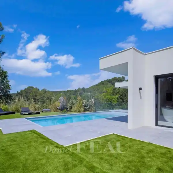 CONTEMPORARY PROPERTY IN A PEACEFUL COUNTRYSIDE SETTING