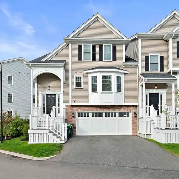ELEGANT TOWNHOME WITH GOURMET KITCHEN AND SPACIOUS DESIGN