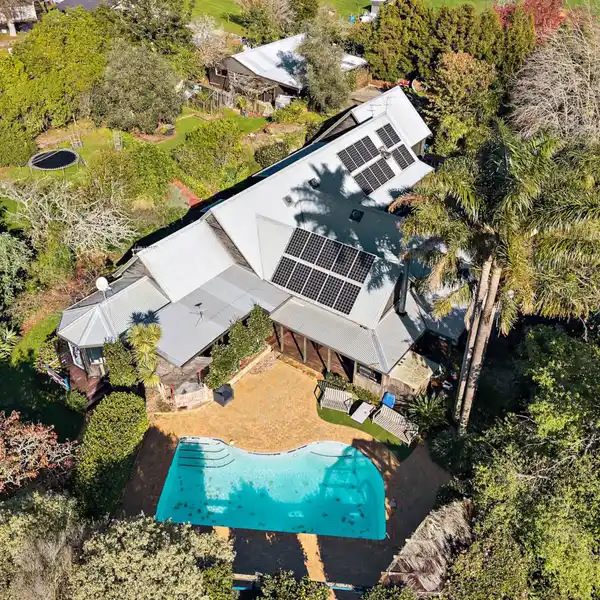 LARGE ULTRA-STYLISH HOME