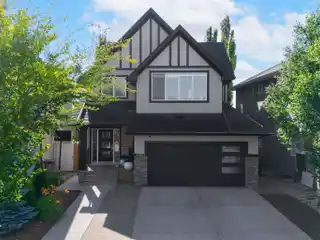 Luxurious Renovated Home in Quiet Crescent