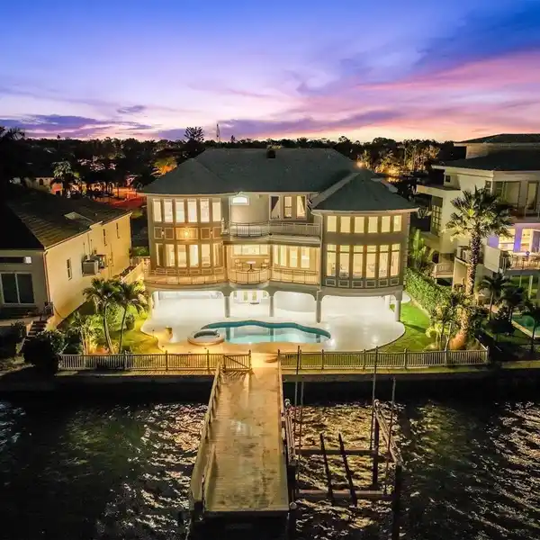 TIMELESS ALLURE OF WATERFRONT LIVING