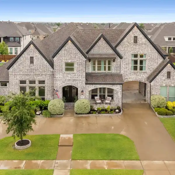 STUNNING GALLERY CUSTOM HOME