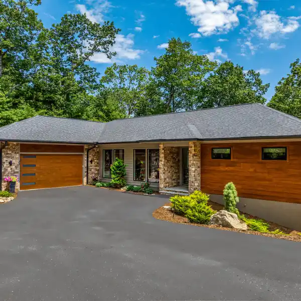MODERN TREEHOUSE LIVING WITH TOTAL PRIVACY
