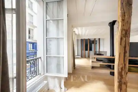 Tastefully Revamped Dual-Aspect Apartment