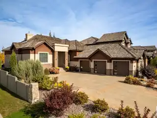 Luxury Walkout Bungalow in Upper Windermere