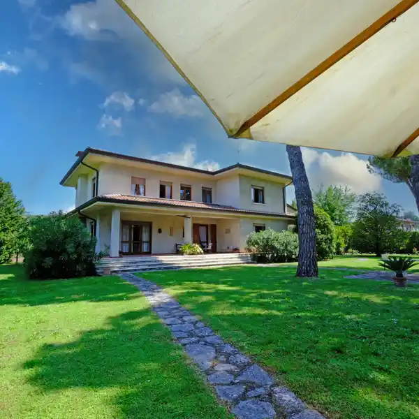 VILLA WITH BEAUTIFUL GARDEN IN VALPOLICELLA