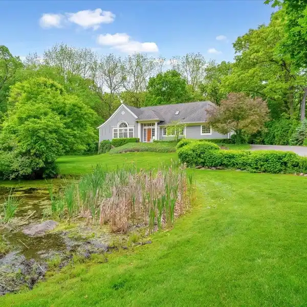 HILLTOP LUXURY RETREAT WITH TRANQUIL POND VIEWS