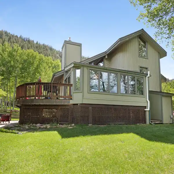 MOUNTAIN LIVING MEETS SPACIOUS FAMILY COMFORT