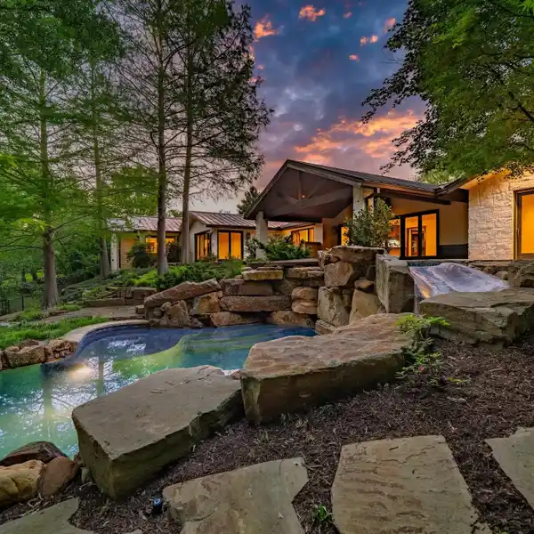 ONE-STORY OASIS
