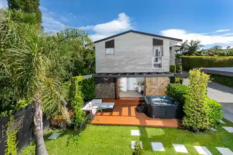 Parkside Elegance with Seamless Indoor-Outdoor Flow