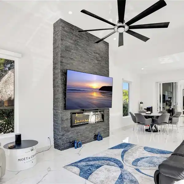 MUST-SEE HOME IN IN SUNNY SOUTH FLORIDA