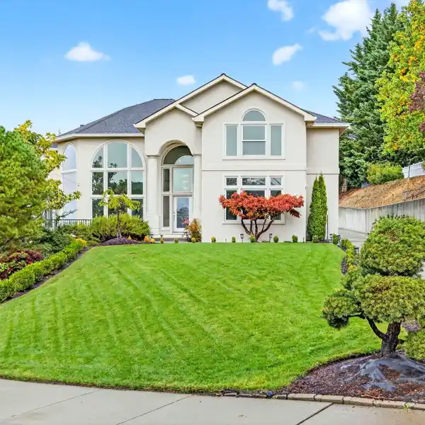 ELEGANT EAST MEDFORD ESTATE WITH PANORAMIC VALLEY VIEWS