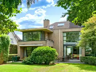 Bright Elegant Villa in a Green Setting