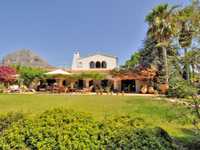 ENCANTADORA VILLA RURAL CON TOQUES MODERNOS