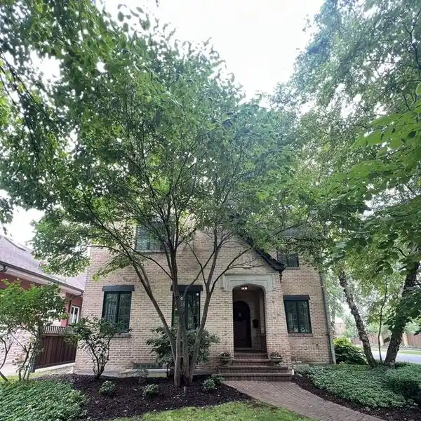 WONDERFULLY UPDATED RESIDENCE IN OAK PARK