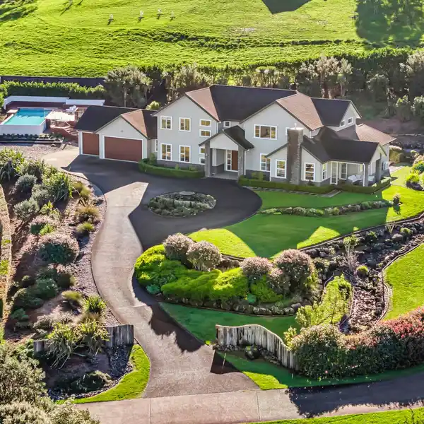 ELEGANT ESCAPE ON SPRAWLING ELEVATED GROUNDS