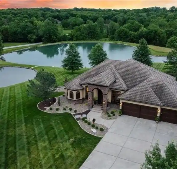 RARE BLEND OF LUXURY AND NATURAL BEAUTY