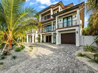 Gorgeous Luxury Home Steps to the Beach