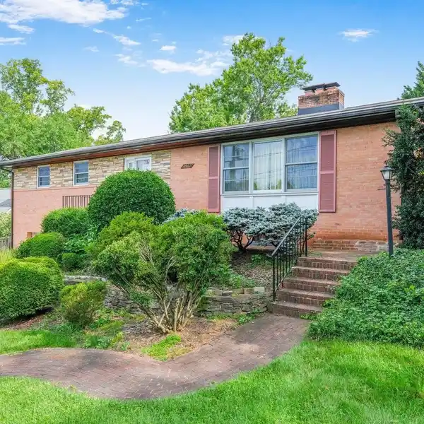 CHARM AND POTENTIAL IN A COVETED LOCATION