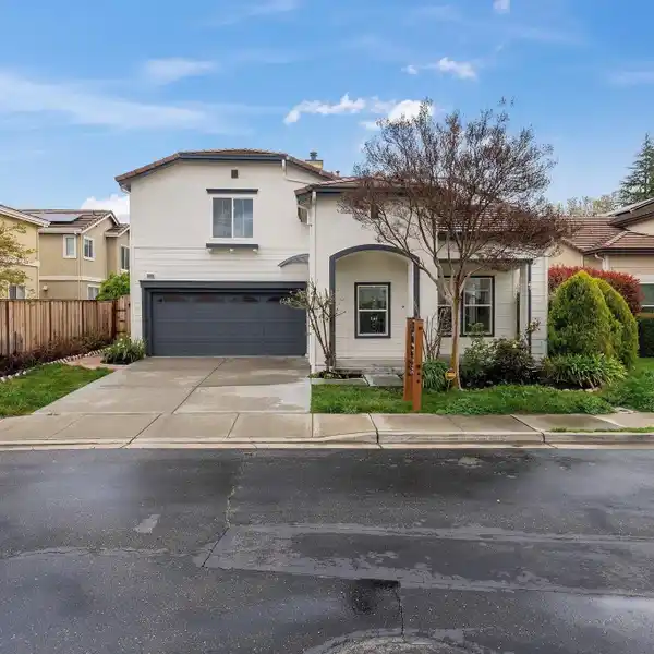 STUNNING HOME IN SUMMER GLEN