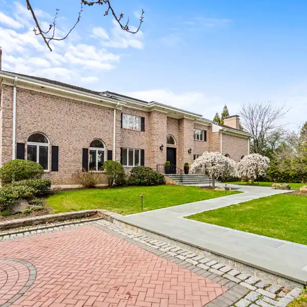 STATELY COLONIAL ON A PICTURESQUE ACRE