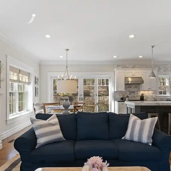 COASTAL SOPHISTICATION ON THE VINEYARD