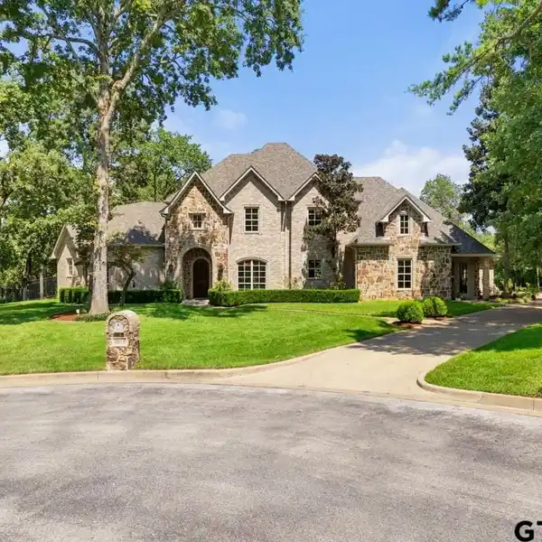 STONEGATE GEM WITH SALTWATER POOL RETREAT