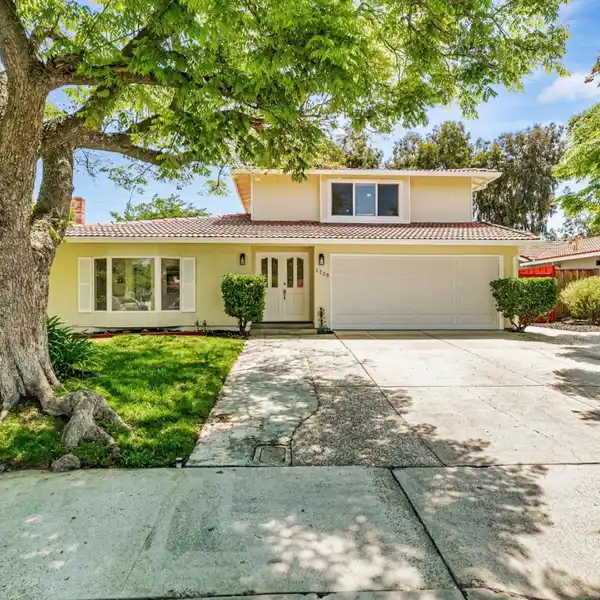SPACIOUS HOME ON A QUIET ELEGANT ROAD