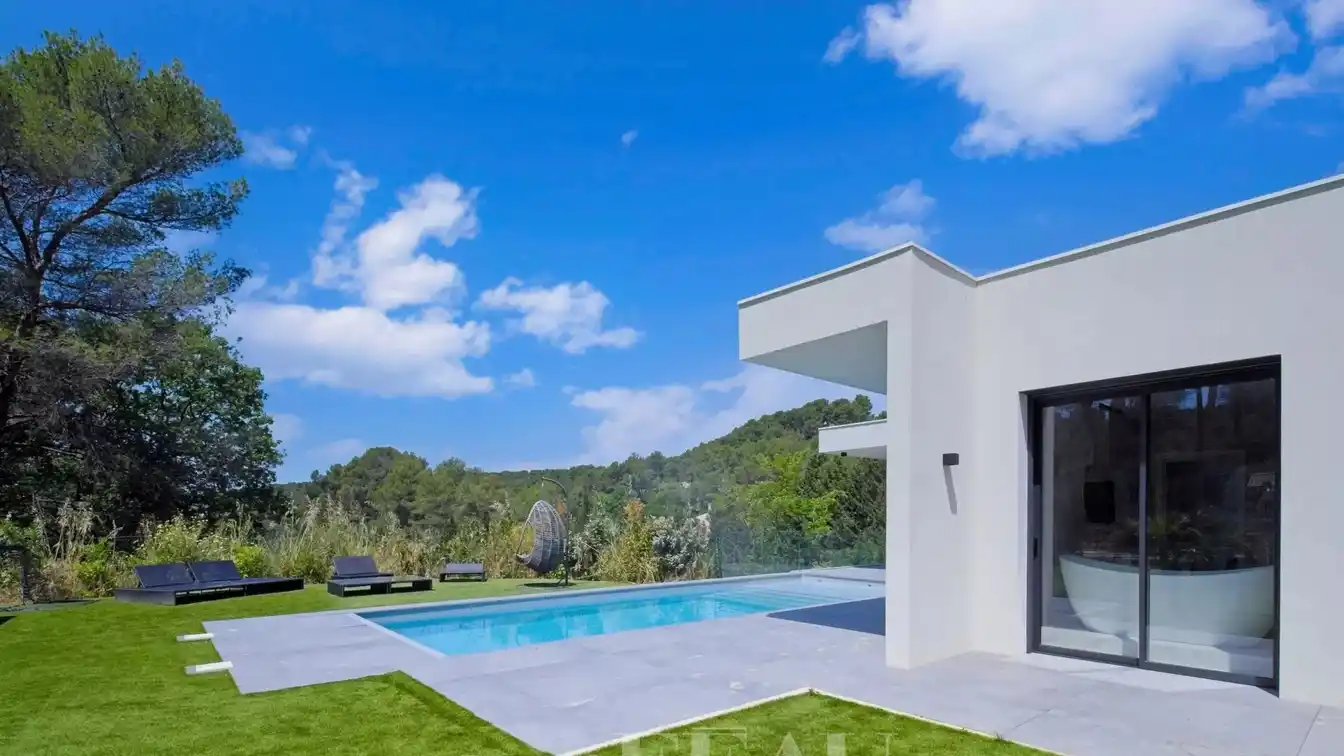 Contemporary Property in a Peaceful Countryside Setting