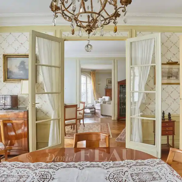 FIRST FLOOR CORNER APARTMENT IN A MAGNIFICENT BUILDING