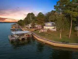 Where Every Detail Embodies Lakeside Luxury